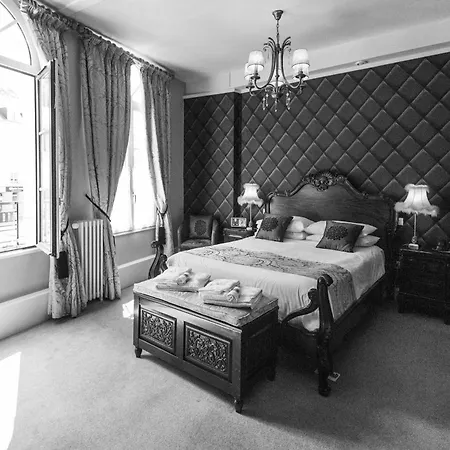 Logis De France Hotel La Chartre-sur-le-Loir