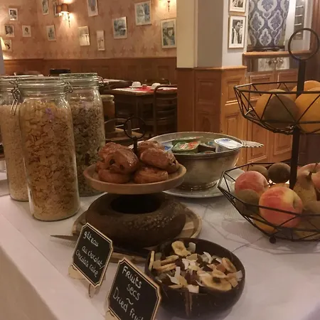 Hotel Logis De France La Chartre-sur-le-Loir