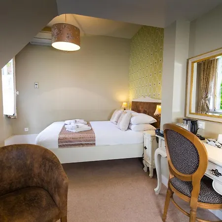 Logis De France Hotel La Chartre-sur-le-Loir