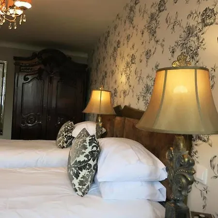 Logis De France Hotel La Chartre-sur-le-Loir