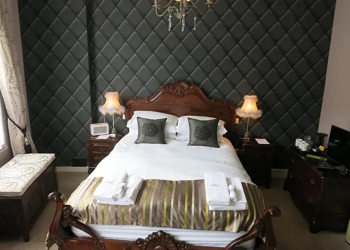 Logis De France Hotel La Chartre-sur-le-Loir