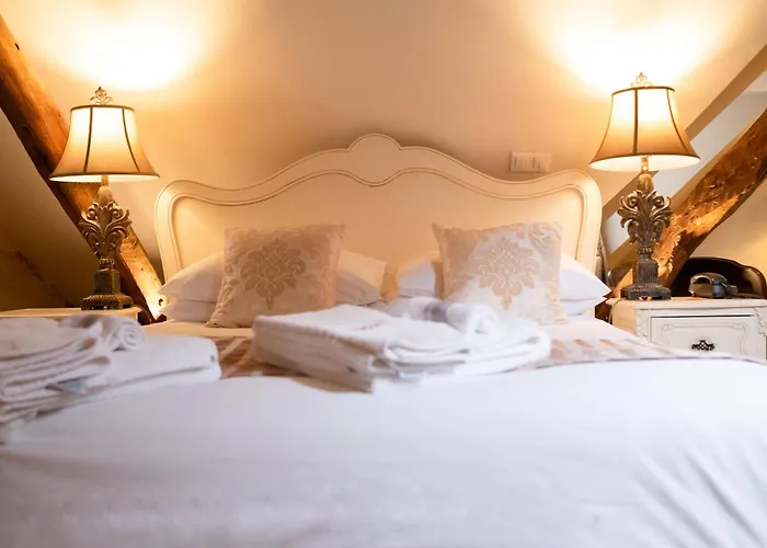 Logis De France La Chartre-sur-le-Loir