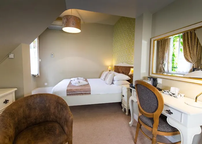 Logis De France Hotel La Chartre-sur-le-Loir