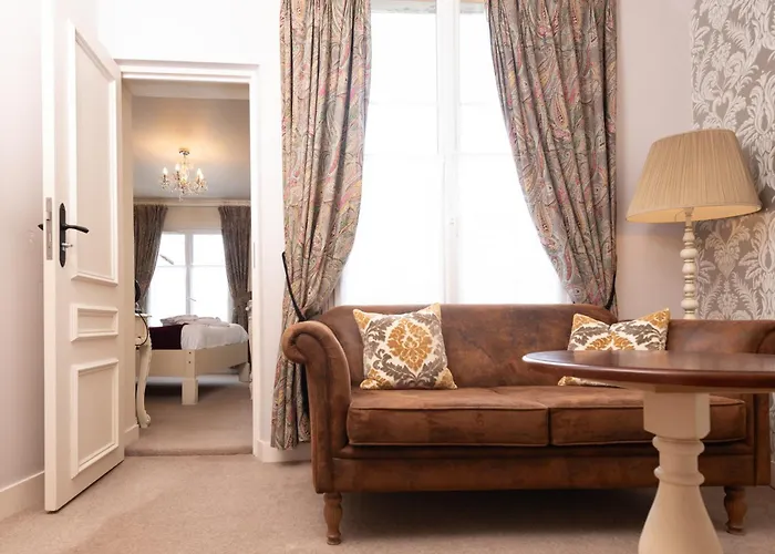 Logis De France Hotel La Chartre-sur-le-Loir