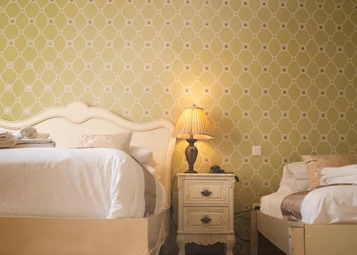 Logis De France La Chartre-sur-le-Loir