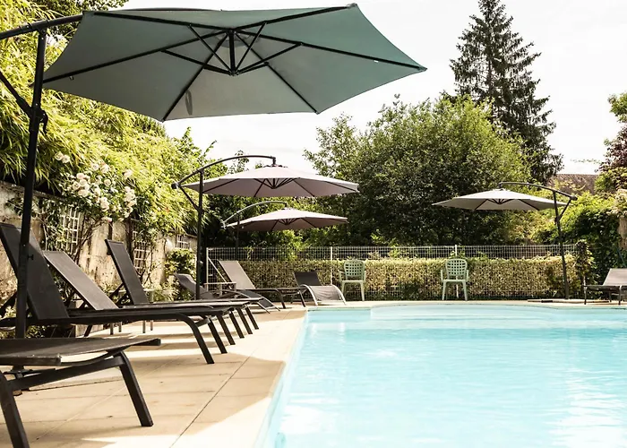 Logis De France Hotel La Chartre-sur-le-Loir