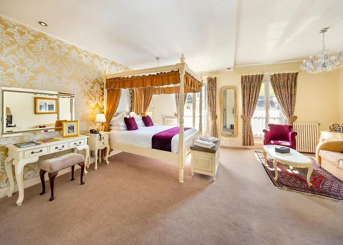 Logis De France Hotel La Chartre-sur-le-Loir