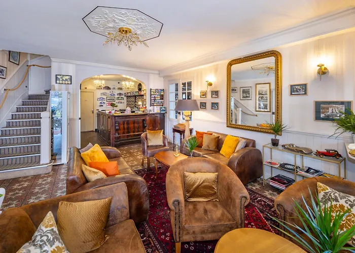 Hotel Logis De France La Chartre-sur-le-Loir